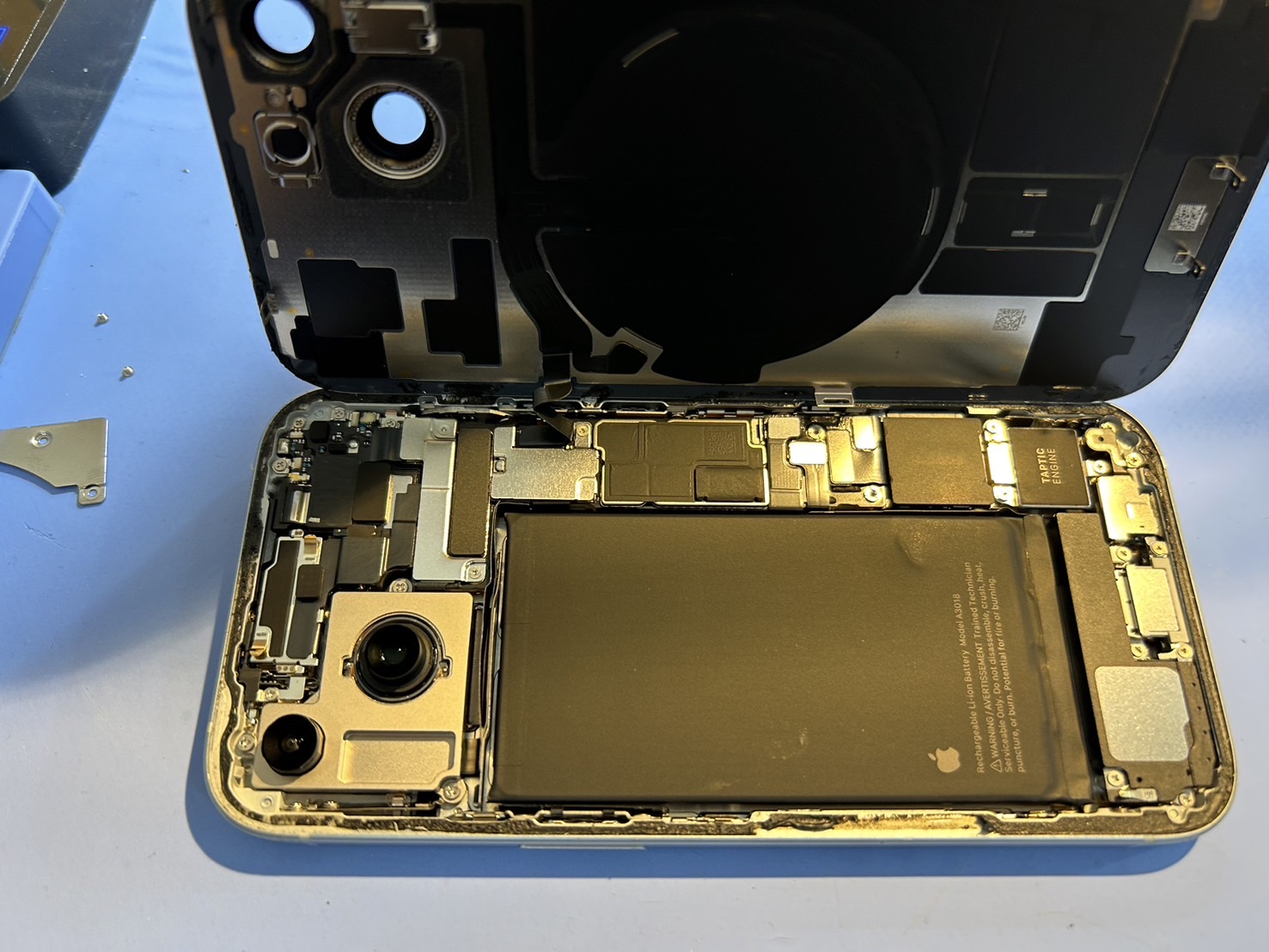 iPhone15（画面の中有機EL液晶故障） iPhone 15 有機EL不良の修理事例をご紹介 | iPhone・iPad修理クイック