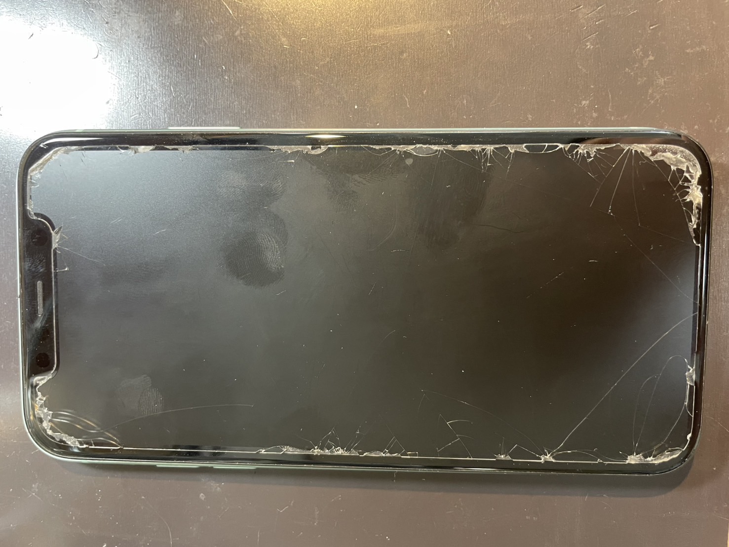 iPhone11Pro 内カメ真っ暗 バッテリー脹れあり iPhone11Pro】バッテリーが膨張し画面が押し出されている。最悪OLEDや